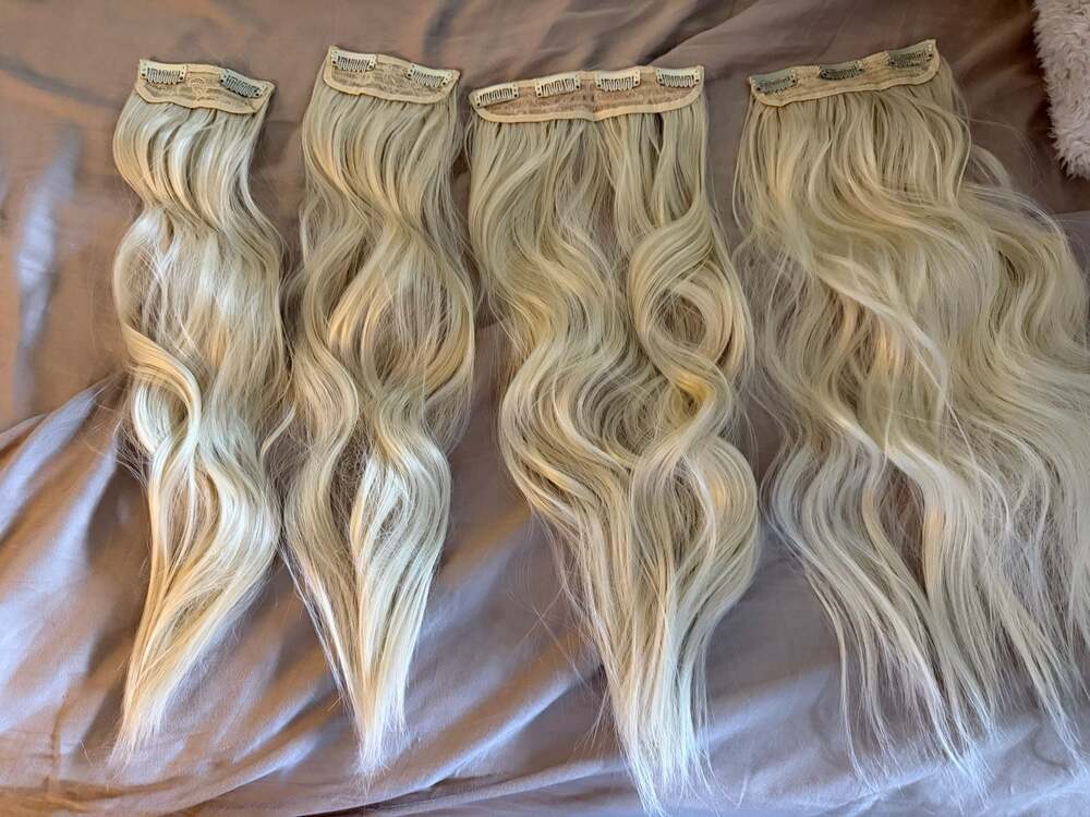 20 Inch Platinum Blonde Wavy Synthetic Clip-In Hair Extensions Set

*****Never w